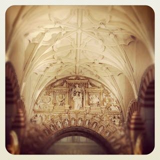 arco renacentista dedicado a la santa maria