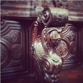detalle del coro realizado en madera de caoba