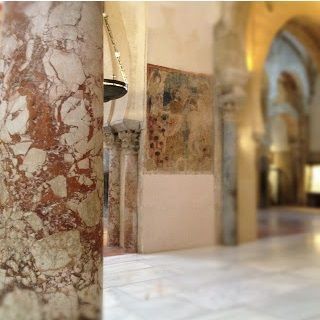 fresco con el bautismo de san juan al fondo